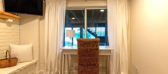 Shoreview Lakeside Cottage