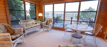 Shoreview Lakeside Cottage