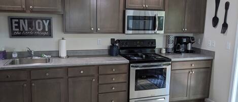 Een magnetron, een oven, een kookplaat, een vaatwasser