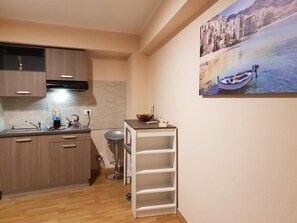 Kjøleskap, kaffekvern, kjøkkenutstyr og miljøvennlige rengjøringsmidler