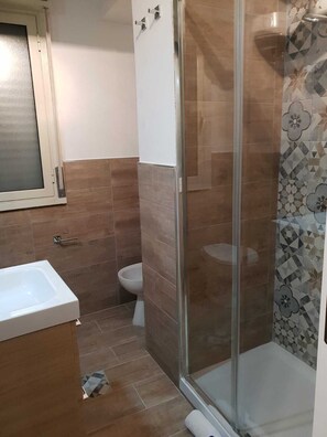 Dusj, hårføner, bidé og håndklær