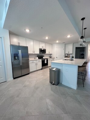 Fridge, microwave, oven, stovetop - Wellen Park 2-bedroom condo Golf course pool pickleball tennis Venice North port (Venice)