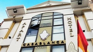 Fachada de hotel con el nombre 