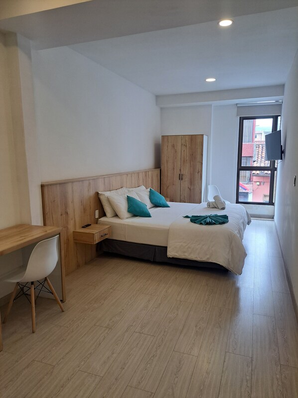Exclusive Double Room | Desk, laptop workspace, free WiFi, bed sheets - APART HOTEL CASA BLANCA  (Cuenca)