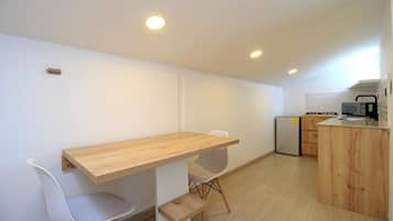 Deluxe Room | Private kitchen | Mini-fridge, stovetop, dishwasher