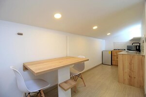 Deluxe Room | Private kitchen | Mini-fridge, stovetop, dishwasher