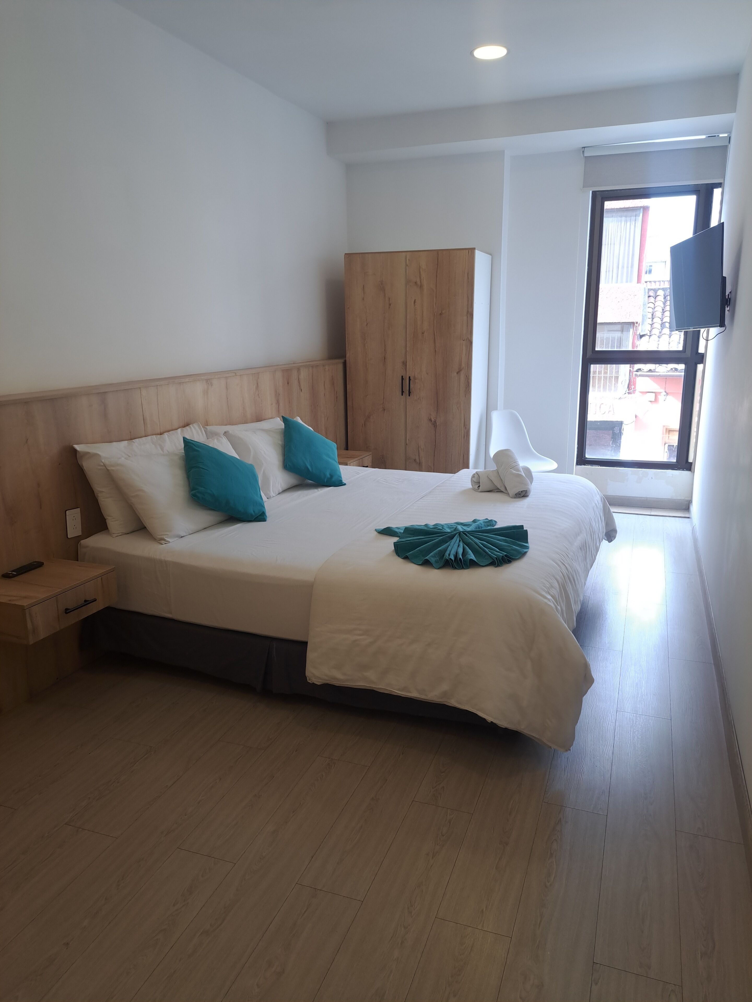 尊爵雙人房 | 書桌、筆電工作空間、免費無線上網、床單