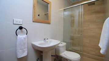 Deluxe-værelse | Badeværelse | Håndklæder, Sæbe, Shampoo, Toiletpapir