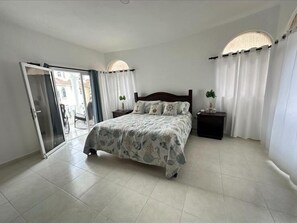 3 quartos, ferros/tábuas de passar roupa, Wi-Fi, roupa de cama