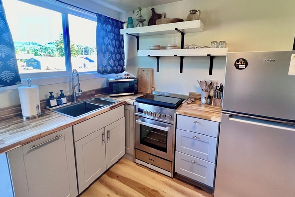 Een koelkast, een magnetron, een oven, een kookplaat