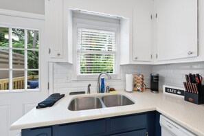 Microwave, oven, stovetop, dishwasher - Raleigh Cityside Duplex Unit A (Raleigh)