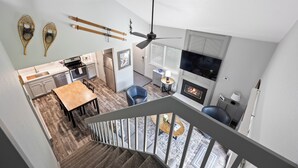 Un interior moderno con comedor, cocina y sala de estar.