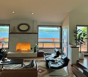 Smart TV, fireplace, table football, stereo - Cliff house with 5 king bedrooms, Sauna, and 2 Hot Tubs! (Bremerton)