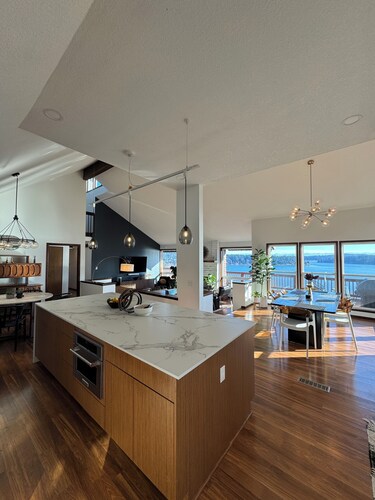 Cliff house with 5 king bedrooms, Sauna, and 2 Hot Tubs!