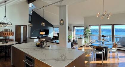 Cliff house with 5 king bedrooms, Sauna, and 2 Hot Tubs!