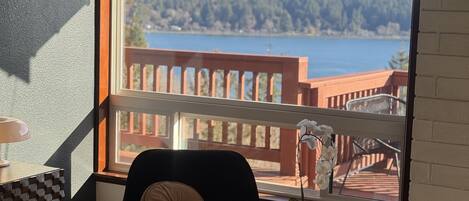 Smart TV, chimenea, futbolito y estéreo