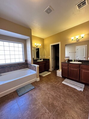 Secadora de cabello, toallas, jabón, shampoo 