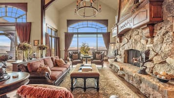 TV connectée, cheminée, livres, vidéothèque