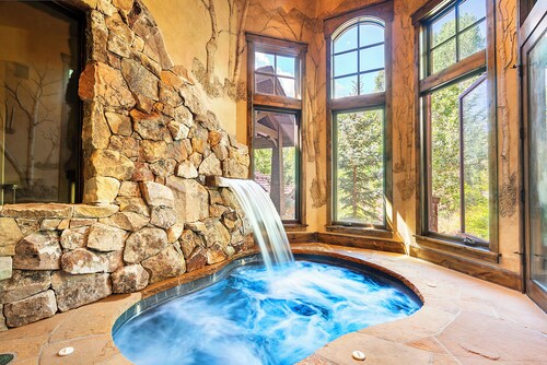 Luxury Ski-In-Out Mountain Retreat, Elegant Comfort, Private Hot Tub