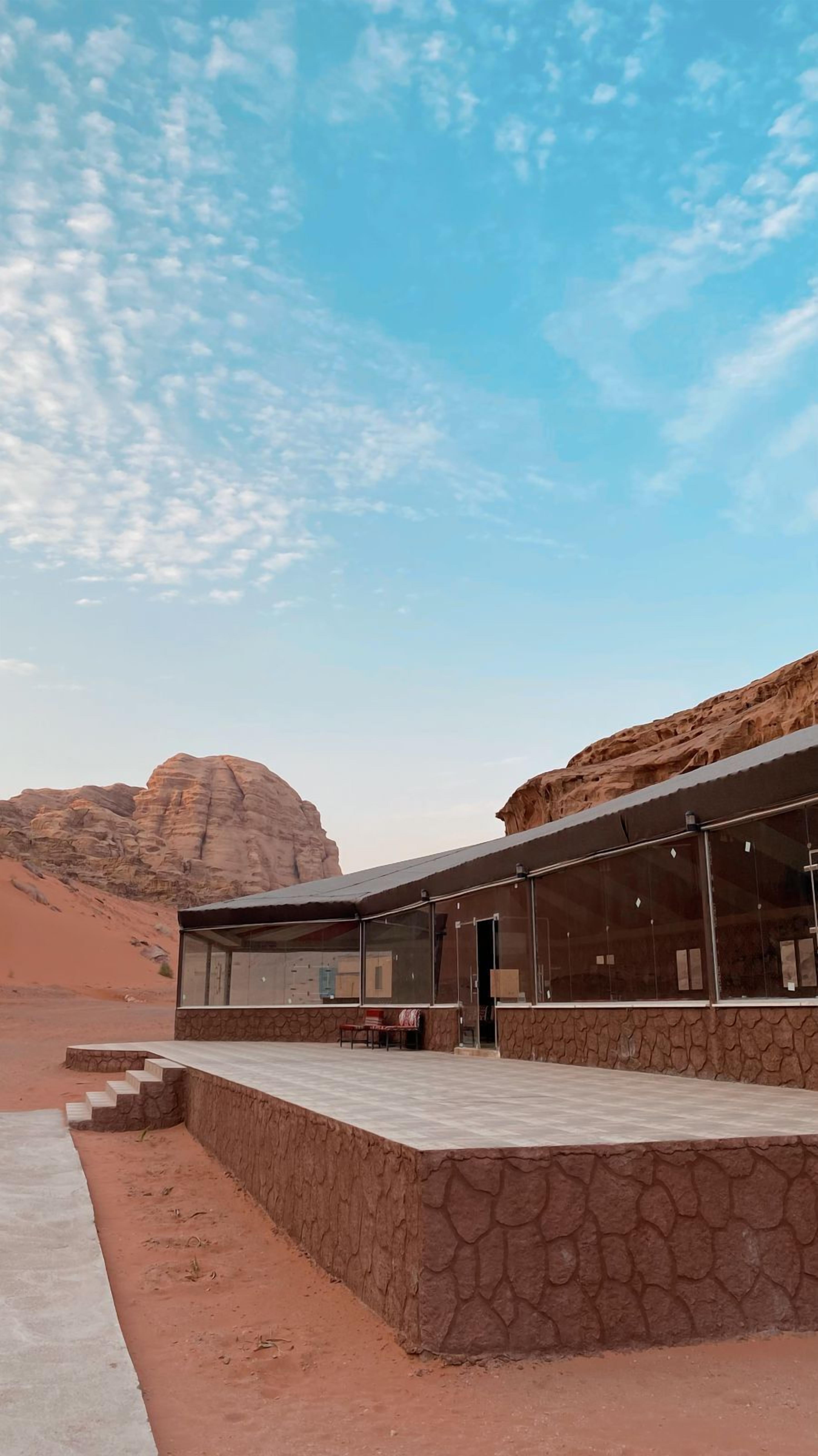 Työpöytä, kannettavalle tietokoneelle sopiva työtila, pimennysverhot