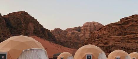 Skrivbord, arbetsyta för laptop, mörkläggningsgardiner och ljudisolering