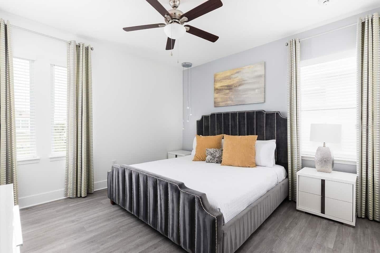 8 slaapkamers, een strijkplank/strijkijzer, reisbedje, wifi