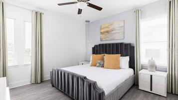 8 slaapkamers, een strijkplank/strijkijzer, reisbedje, wifi