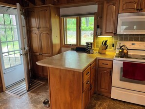 Fridge, microwave, oven, stovetop - Perfect Cabin on Pokegama Lake (Grand Rapids)