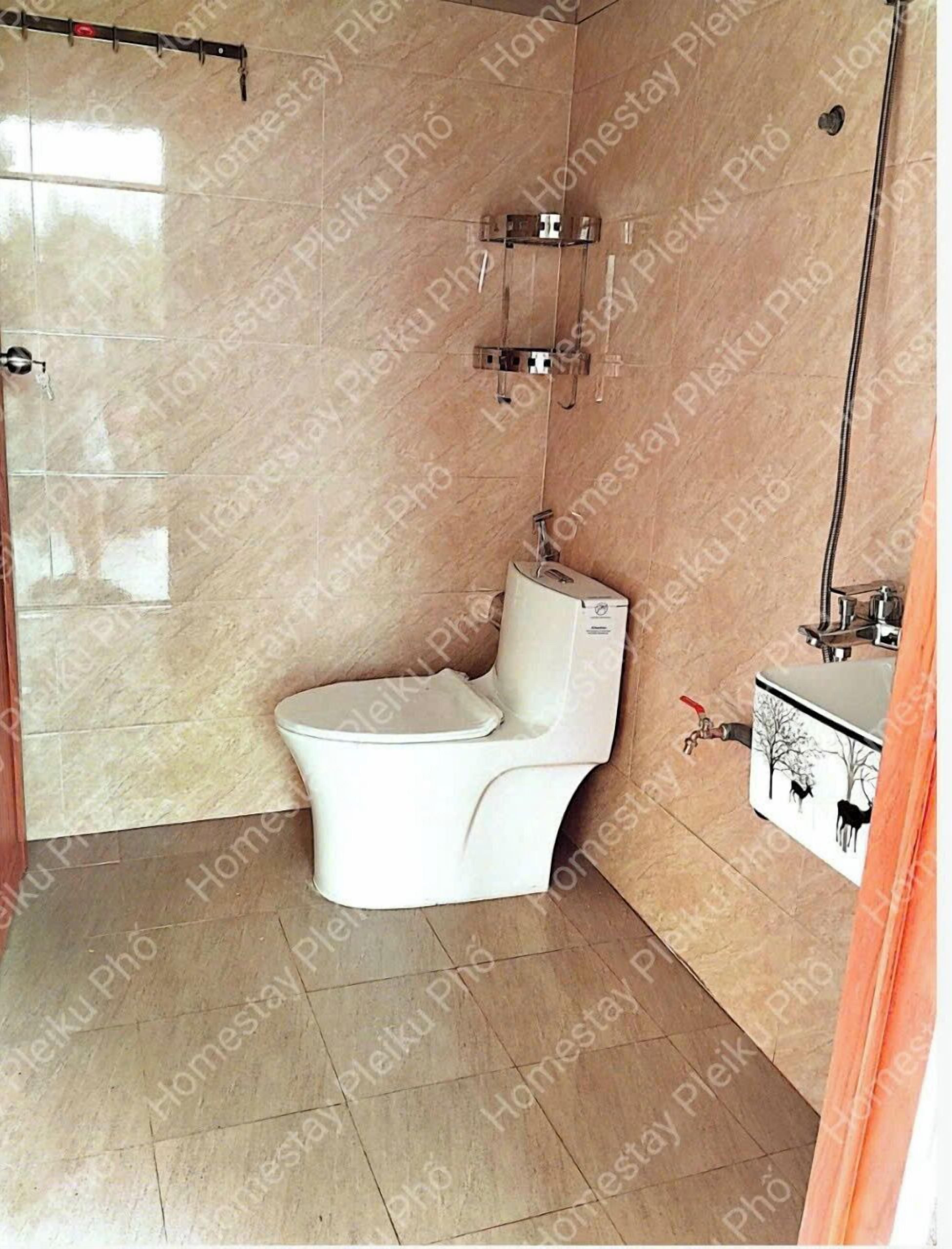 Kylpyhuone, jossa on wc, suihku ja pesuallas.
