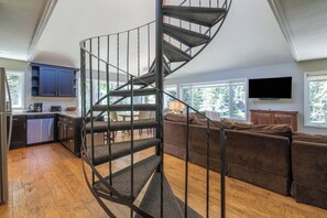 Smart TV, DVD player, books - Amazing Top Floor Ghostrider (Telluride)