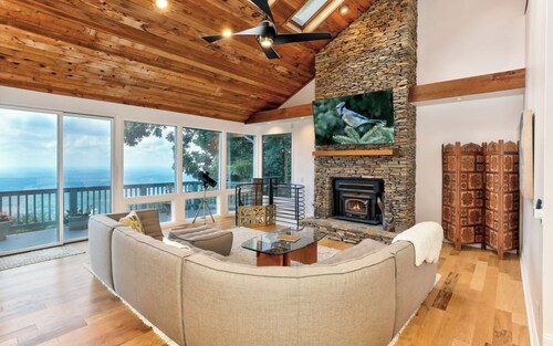 Mountain Top Escape - Stunning mountain views & bubbling hot tub!