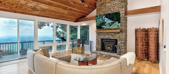 Mountain Top Escape - Stunning mountain views & bubbling hot tub!