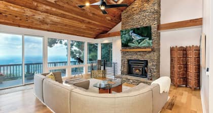 Mountain Top Escape - Stunning mountain views & bubbling hot tub!