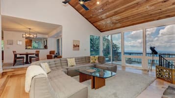 Fernseher, Kamin, Tischfußball, Computerbildschirme