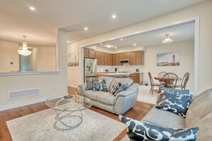 Smart TV, fireplace - New 4 Beds & 3 Baths with Parking at Haldimand Ontario (HALDIMAND)