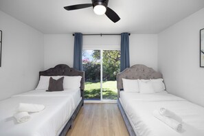 5 bedrooms, iron/ironing board, travel cot, WiFi - NEW Lux 5BR Villa Near Disney, Knotts, LA, OC w/ Hot Tub & Games (Fullerton)