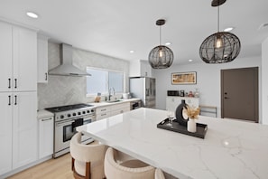 Réfrigérateur, four à micro-ondes, un four, surface de cuisson