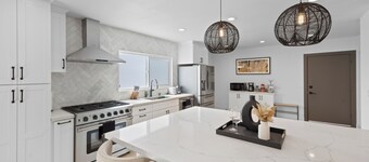 NEW Lux 5BR Villa Near Disney, Knotts, LA, OC w/ Hot Tub & Games