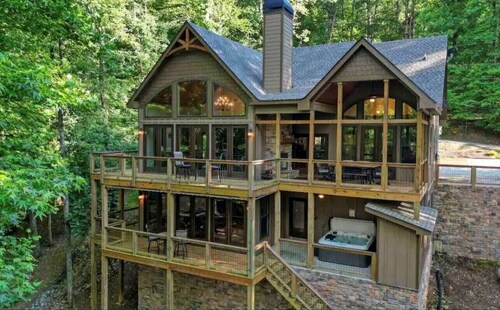 Riverfront Cabin! Hot Tub, Bar, & Fireplace; Family Friendly; Fire Pit
