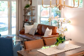 Smart TV, fireplace - Cardinal Haus | Great House for Families | Firepit (Fredericksburg)