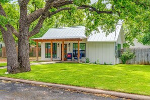 Exterior - Cardinal Haus | Great House for Families | Firepit (Fredericksburg)