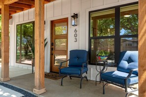 Terrace/patio - Cardinal Haus | Great House for Families | Firepit (Fredericksburg)