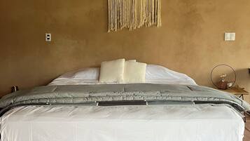 5 bedrooms, desk, WiFi, bed sheets