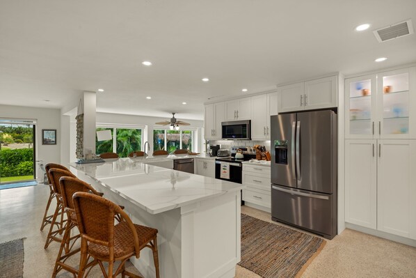 Een koelkast, een magnetron, een oven, een kookplaat