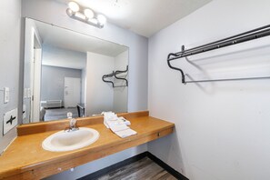 Combinació de dutxa i banyera, tovalloles, sabó i paper higiènic 