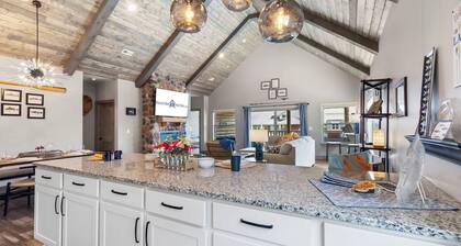 New Log Cabin, Free Local Attraction Tickets Daily, Ozark Views, Cmty Amenities!