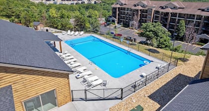 New Log Cabin with Ozark Views, Free Daily Local Attraction Tickets & Community Amenities