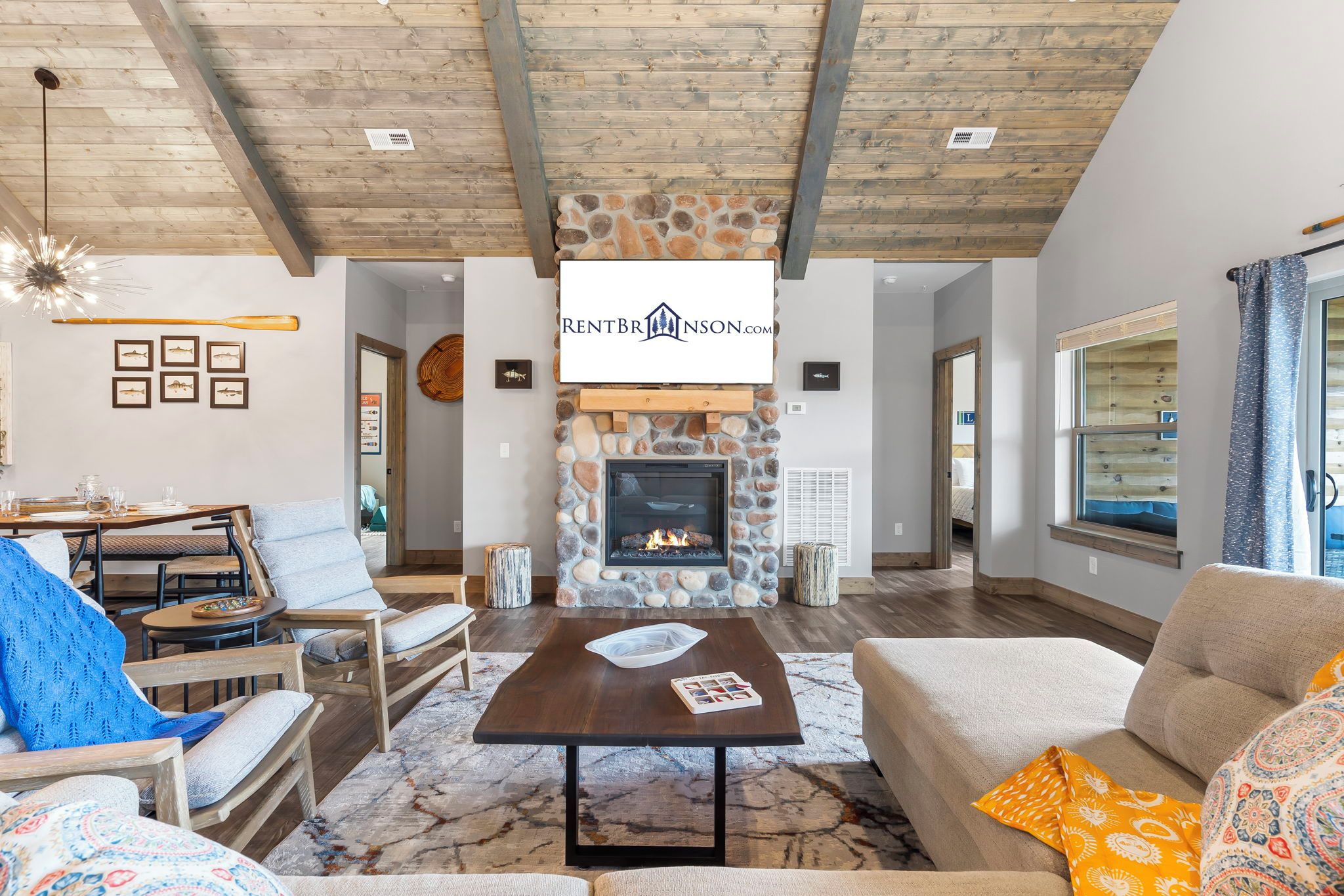 Smart TV, fireplace