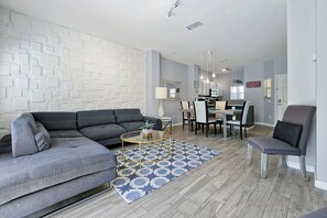 Smart TV, fireplace - Encantada Resort: Pool, Gym, Clubhouse, 10min to Disney (Kissimmee)