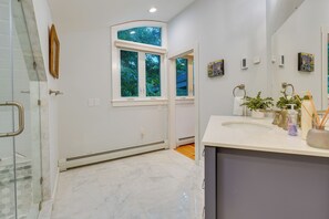 Shower, hair dryer, towels, soap - Modern Chalet in Serene Valley (Peru)